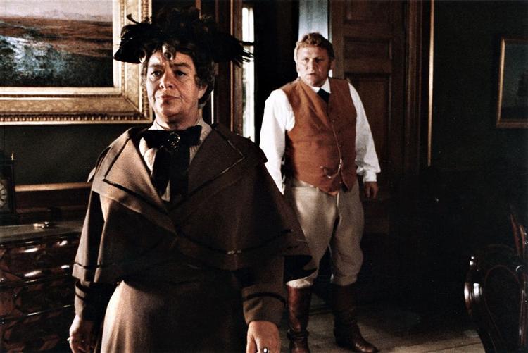 Ond enkebaronesse. Bodil Udsen og Jens Okking  som mor og søn i Anders Refns danske tv-film fra 1978.  Foto fra filmen 