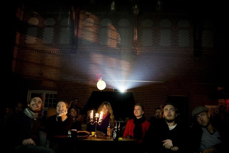 Den gamle Station Lygten i københavns Nordvestkvarter har indrettet et nyt spillested. Her ses stationsbygningens biograf Filmstationen. 