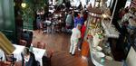 »Ting kan jo også blive så dyre, at man ikke sælger noget til sidst,« sider Café Nordens indehaver Flemming Knudsen. På caféen på Amagertorv har man indtil videre lagt en ekstra tier på brunchen. 
