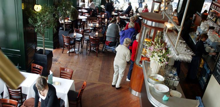 »Ting kan jo også blive så dyre, at man ikke sælger noget til sidst,« sider Café Nordens indehaver Flemming Knudsen. På caféen på Amagertorv har man indtil videre lagt en ekstra tier på brunchen. 