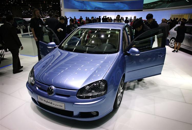 Denne VW Golf TDI Hybrid skulle kunne køre over 29 km/l. Den er klar til salg i 2009. 