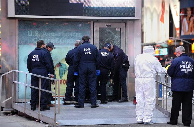 Politiet og FBI efterforsker bomben, der sprang tidligt i morges i et militært rekrutteringscenter i New York. 