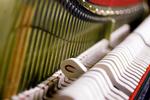 Pianisten Vignoles er vidtfavnende i sit akkompagnement, og får alle facetter frem i Mahlers musik, der spænder lige fra det lyriske til militærmarcher. 