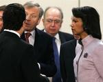 NATO-landede diskuterer, hvor mange nye lande, der skal lukkes ind i alliancen. Her er det den amerikanske udenrigsminister, Condoleezza Rice (th.) der ser til, mens NATO's generalsekretær Jaap de Hoop Scheffer (i midten) taler. 