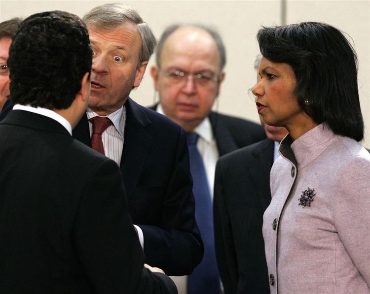 NATO-landede diskuterer, hvor mange nye lande, der skal lukkes ind i alliancen. Her er det den amerikanske udenrigsminister, Condoleezza Rice (th.) der ser til, mens NATO's generalsekretær Jaap de Hoop Scheffer (i midten) taler. 