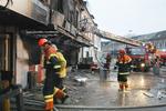 Brandfolk i gang med at rydde op efter den voldsomme eksplosion i pizzariaet i Bramming. 