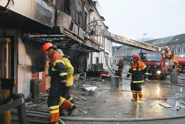 Brandfolk i gang med at rydde op efter den voldsomme eksplosion i pizzariaet i Bramming. 
