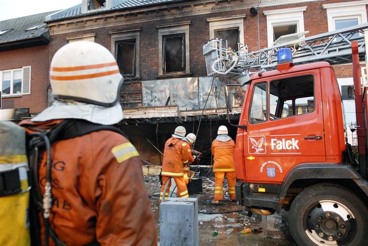 Branden har kostet en yngre kvinde livet. Hun  boede i lejligheden over pizzeriaet. 