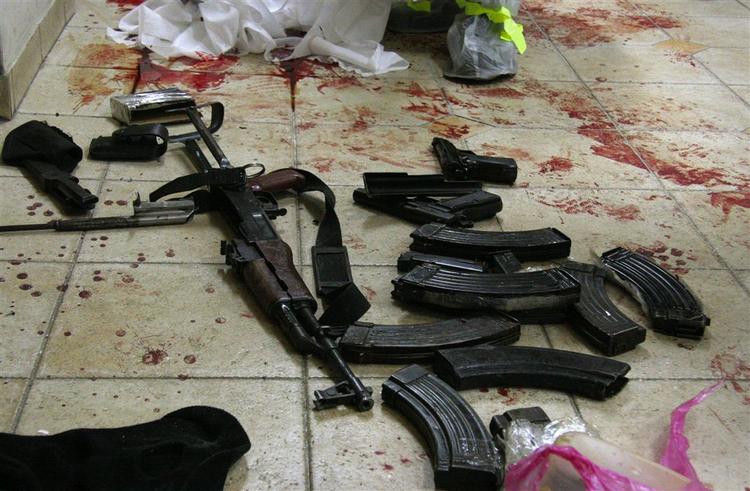Den angribende terrorists våben og magasiner, som han dræbte otte studerende med torsdag aften. 