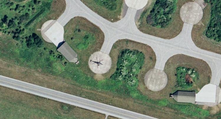 Det amerikanske militær har bedt Google fjerne sensitive billeder. I Danmark er vi ikke nået dertil endnu. Her ses et billede af en helikopter ved Skrydstrup flyvestation. 