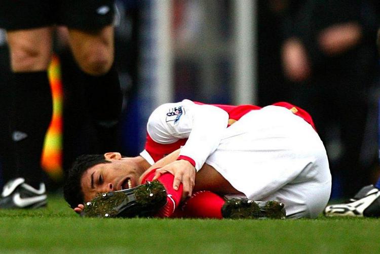 Arsenals angriber Eduardo da Silva blev nedlagt i en grim tackling  mod Birmingham City. 