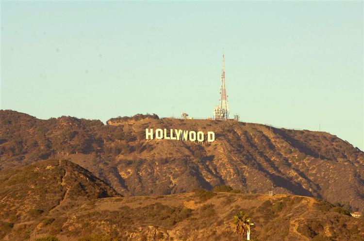 Stigende priser på biografbilletter holder indtjeningen oppe i Hollywood. 
