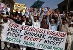 'Stop religiøs vold. Boykot danske produkter. Boykot, boykot, boykot', lød meldingen fra vrede pakistanske demontranter i dag. 