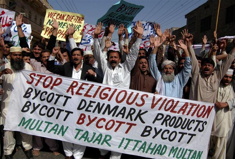 'Stop religiøs vold. Boykot danske produkter. Boykot, boykot, boykot', lød meldingen fra vrede pakistanske demontranter i dag. 