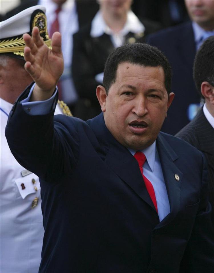 Venezuelas præsident, Hugo Chavez, manede til besindighed, da han ankom til  krisemødet i Den Dominikanske Republik. 
