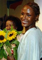 Waris Dirie er selv blevet omskåret. Oplevelsen var forfærdelig og har fået hende til at gå ind i kampen mod overgrebet mod piger. 