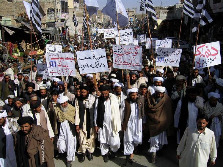 'Ned med Danmark', står der på skiltet til højre. Der var i går demonstrationer i en række pakistanske byer; her i byen Chaman på grænsen til Afghanistan. 