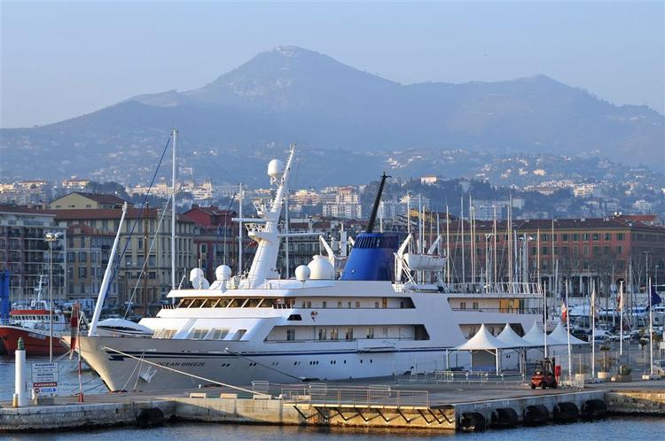 Der skal være helt enorme mængder luksus om bord på Saddam Husseins yacht - som diktatoren ikke selv nåede at sejle i. 
