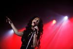 Efter 3-4 ligegyldigheder satte Alicia Keys ind med hittet You Don’t Know My Name, men sangen var nærmest ugenkendelig midt i den metalliske lydgrød, hysteriske fraseringer og Keys’ koketteri, der snerpede mod det skabagtige. 