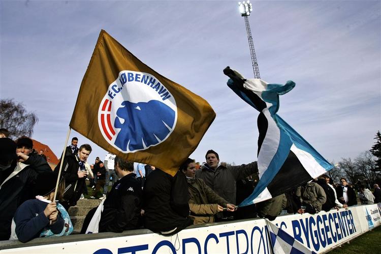 Fans på Næstved Stadion varmer op til kampen. 