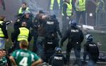 Politiet befandt sig uden for stadion, indtil tilskuerne væltede hegnet og gik til angreb på kontrollørerne. 