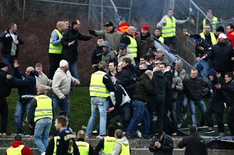 Der opstod voldsom slåskamp på Næstved Stadion ved kvartpokalfinalen til aften. 