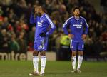 Chelseas Nicolas Anelka (tv.) og Michael Ballack stivner, efter Barnsleys mål og sejr over topfavoritterne. 