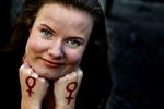 »Hvor er du latterlig lige nu!«. Anmelder og smagsdommer Leonora Christina Skov kan ikke lægge arbejdet fra sig i en hyggepassiar med Djævlens Advokat. 