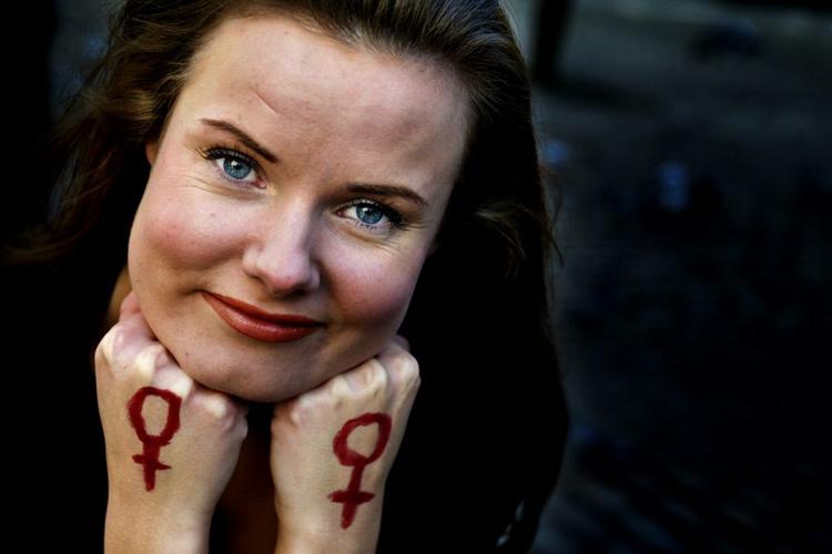 »Hvor er du latterlig lige nu!«. Anmelder og smagsdommer Leonora Christina Skov kan ikke lægge arbejdet fra sig i en hyggepassiar med Djævlens Advokat. 
