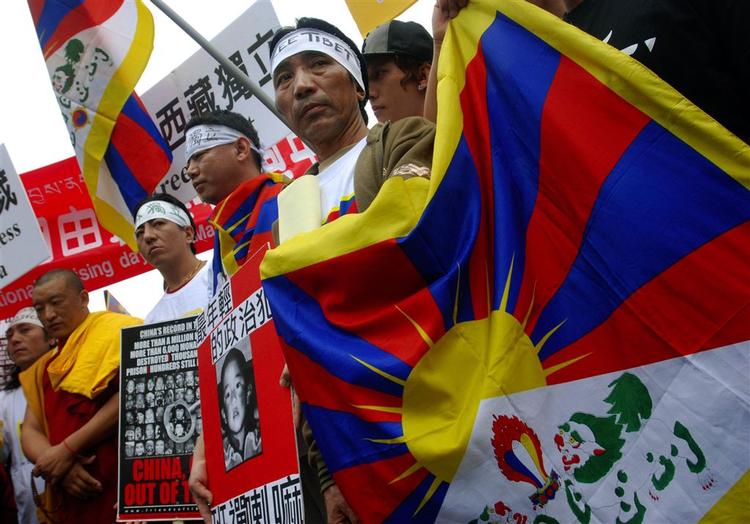 Flere steder i verden protesterer eksiltibetanere mod den kinesiske regering. På billedet ses demonstranter i Taiwan, der protesterer mod Kinas overtrædelse af menneskerettighederne i Tibet. 