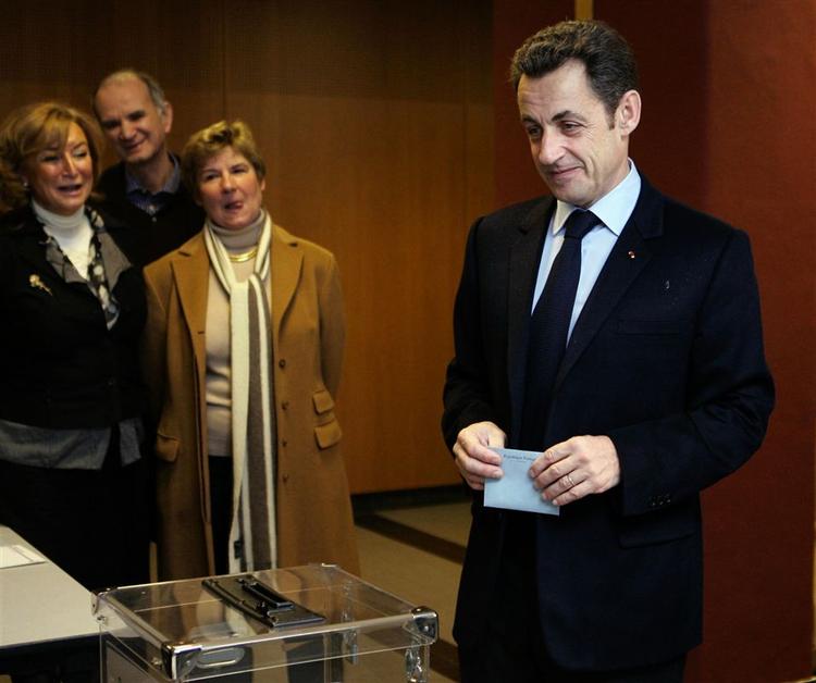 Vælgerne har straffet Frankrigs præsident Nicolas Sarkozy ved dagens lokalvalg, viser exit polls. 