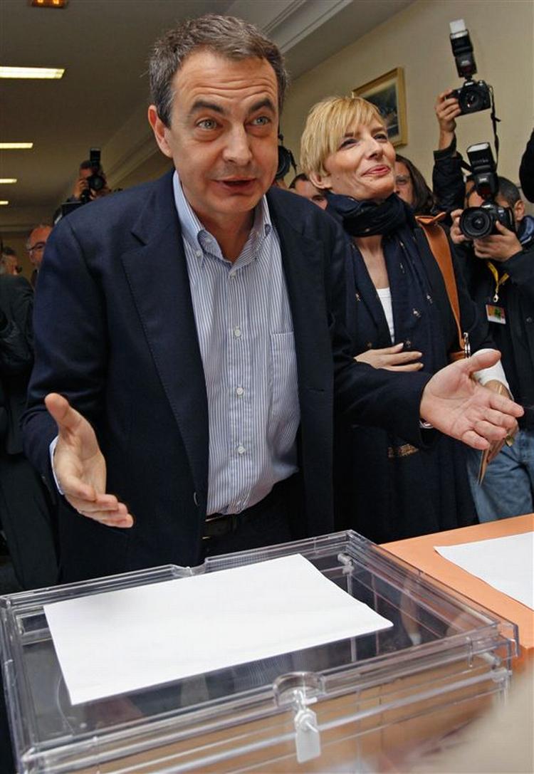 Den socialistiske regering med José Luis Rodriguez Zapatero i spidsen ser ud til at kunne bevare magten ifølge den første exit poll. 