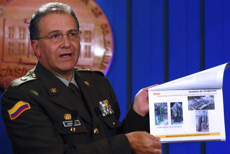 Billedet viser colombias politichef, Oscar Naranjo, som 3. marts offentligør dokumenter fundet på en computer, der blev fundet ved FARC-lederen Reyes, efter at han var blevet dræbt af colombianske soldater. Nu er nye dokumenter fra samme computer dukket op. 