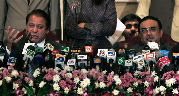 Pakistans tidligere premierminister Nawaz Sharif og lederen af det konkurrende oppositionsparti, PPP, Asif Ali Zardari - der er enkemand til Benazir Bhutto - fortæller pressen, at de danner en koalitionsregering. 