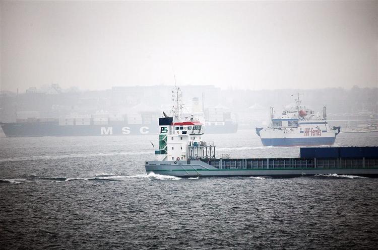 Skibstrafikken i Øresund søndag. Hvert år dør mindst 100 københavnere for tidligt på grund af forurening fra skibsfarten, vurderer eksperter. 