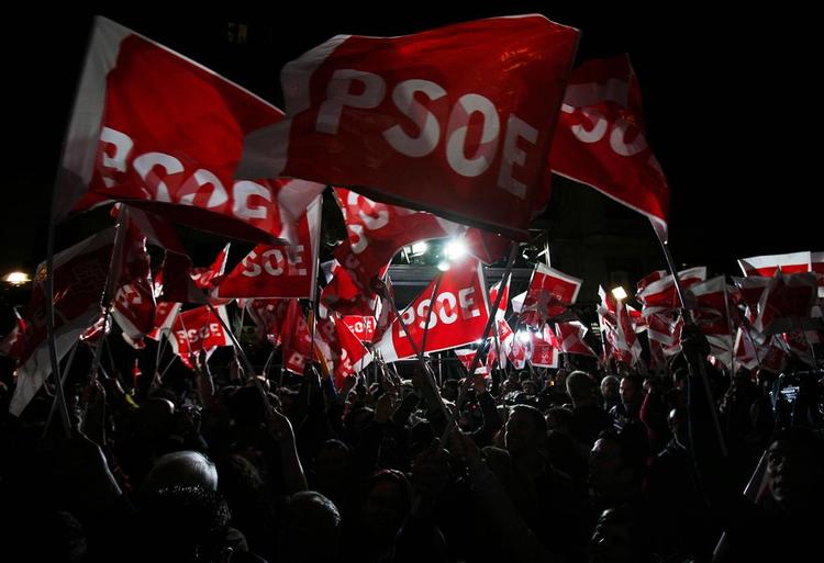 Glæde foran det spanske socialistpartis hovedkvarter. 