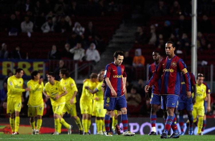 Ronaldinho og de øvrige Barcelona-spillere må slukørede konstatere, at Jon Dahl Tomasson har sikret Villareala sejren. 