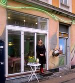Saxogade har ændret karakter, og indenfor i Café Sonja kan man på fotografier se hvordan. 