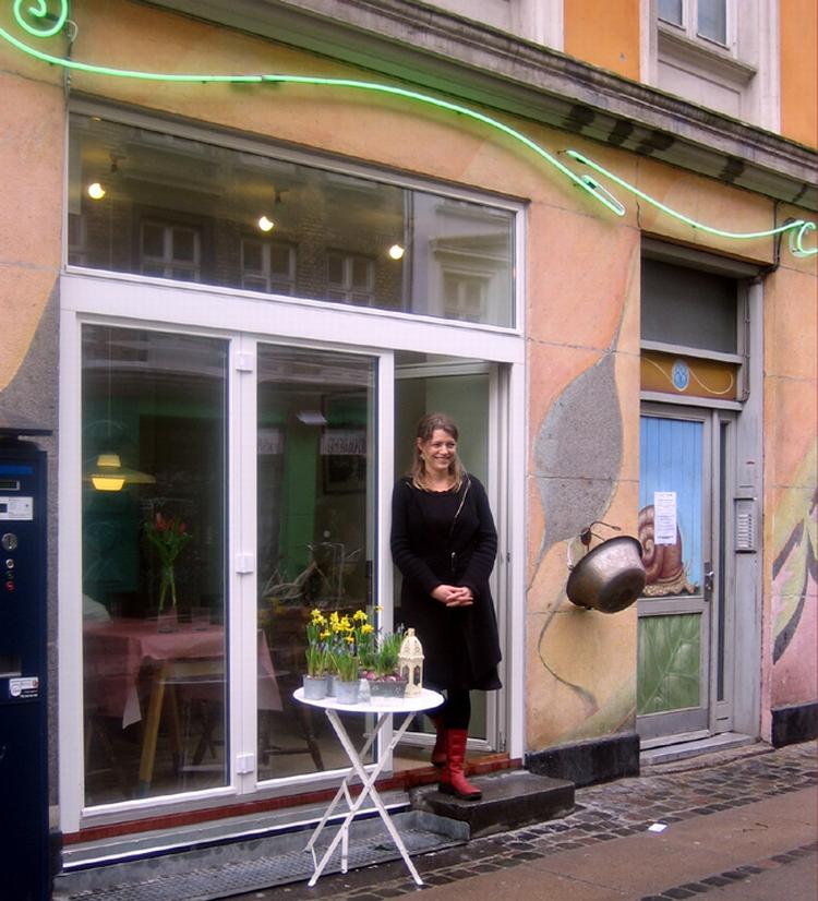Saxogade har ændret karakter, og indenfor i Café Sonja kan man på fotografier se hvordan. 
