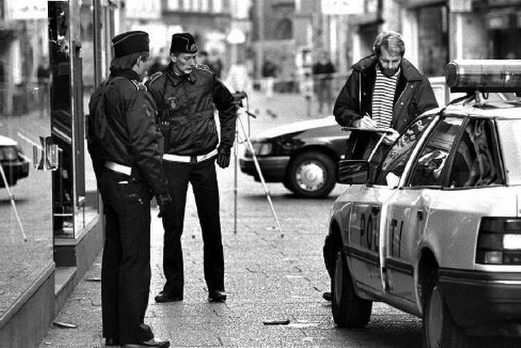 Blekingegadebandens største kup fandt sted mod posthuset i Købmagergade i 1988. En af røverne skød og dræbte en ung politibetjent under flugten. 