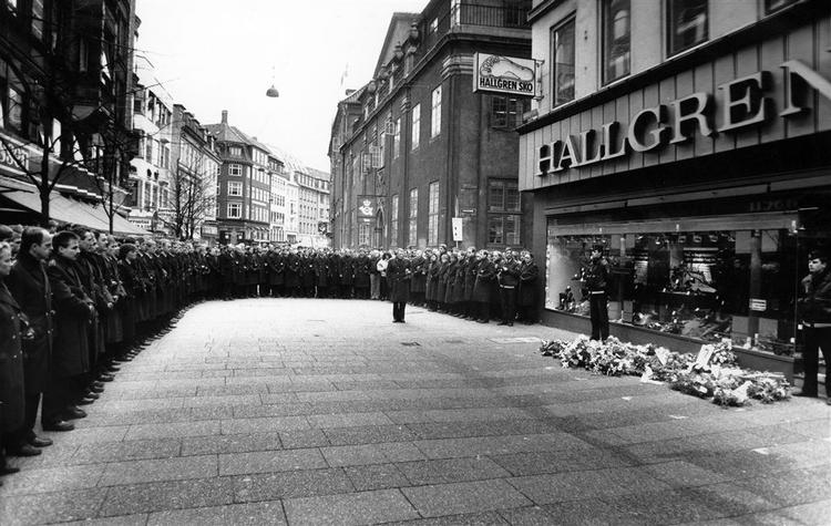 Her mindes politifolk den dræbte betjent Jesper Eigtved Hansen efter røveriet mod Købmagergades Postkontor i november 1988. 