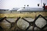 En gruppe af SAS' 27 passagerfly af typen Bombardier Dash 8 Q400 står stille i Københavns lufthavn på dette arkivfoto. 