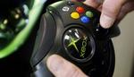 Microsofts Xbox 360-konsol kom på markedet i november 2005, og sidste år kom storebror-modellen kaldet Elite til med seks gange så stor harddisk og bedre udtræk til lyd og billede. Men Xbox har svært at slå konsoller som wii og PlayStation. 
