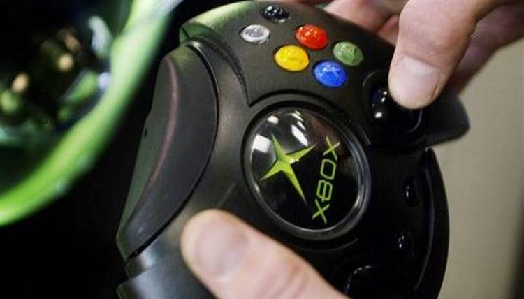 Microsofts Xbox 360-konsol kom på markedet i november 2005, og sidste år kom storebror-modellen kaldet Elite til med seks gange så stor harddisk og bedre udtræk til lyd og billede. Men Xbox har svært at slå konsoller som wii og PlayStation. 