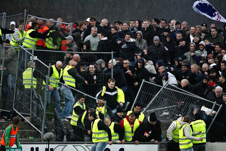 Slåskampe brød ud kort før afslutningen af første halvleg i pokalkvartfinalen mellem Næstved og FC København. 