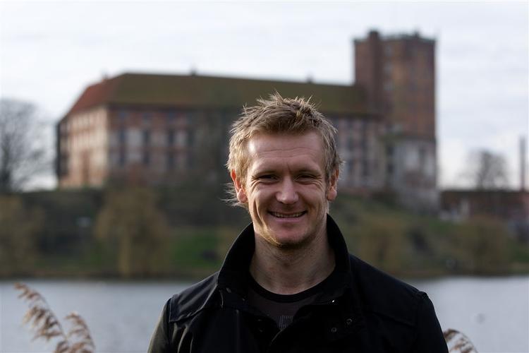 Lasse Boesen foran Koldinghus slotsruin i barndomsbyen. Arkivfoto. 