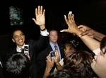 Obama hilser på tilhængere i Columbus, Mississippi, i nat. 