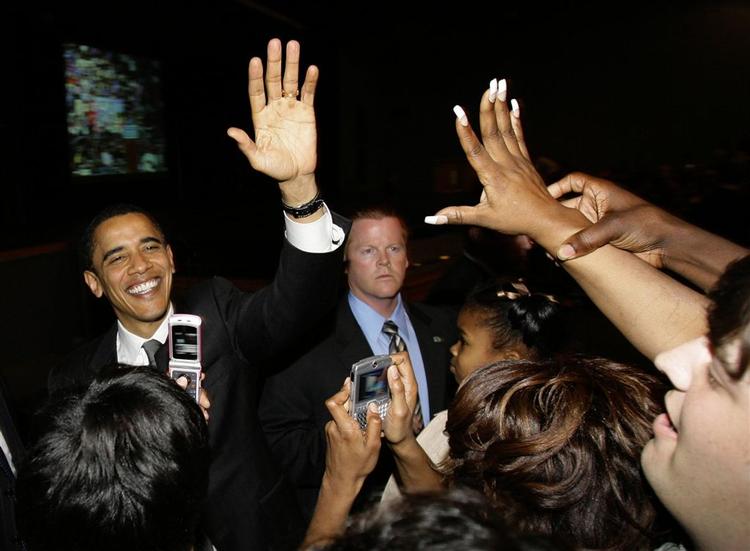Obama hilser på tilhængere i Columbus, Mississippi, i nat. 
