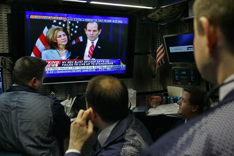 Afsløringen af demokraten Eliot Spitzer som kunde hos ekslusive prostituerede har vakt opmærksomhed i USA. I går, da han stod frem og undskyldte sin opførsel, afbrød aktiehandlere på Wall Street arbejdet for at se med. 