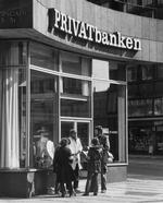 To postfunktionærer blev frarøvet en mulepose med penge på vej til Privatbanken, Vesterport Afdeling, i København. 